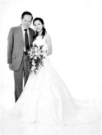 图文:杨振宁翁帆结婚照将上邮政明信片