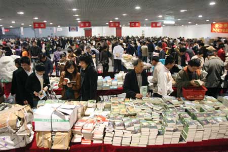 秋季特价书市创下书展新纪录一元图书打破头