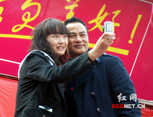 任达华推广袜子到湘潭(图)