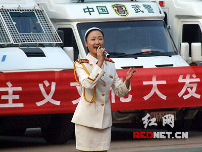 (武警文工团女歌手在演唱由谭仲池作词的《走向和谐盛世》.)
