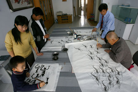 当代白石率三代弟子画虾