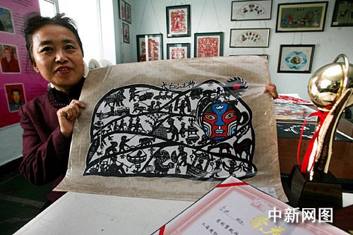吉林满族剪纸长白山神捧回国际大奖(图)