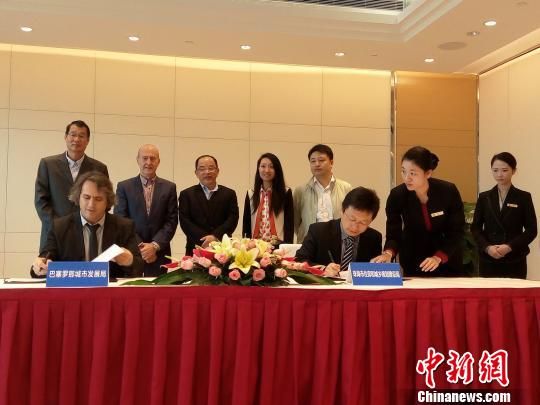 2日,珠海市住房和城乡规划建设局局长王朝晖与威廉·穆勒签订了框架