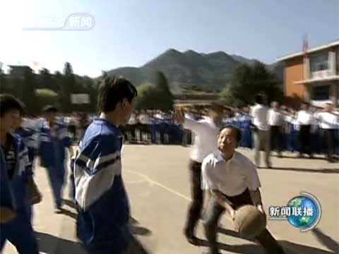 初中生表演花式篮球 双手同时胯下运球|篮球