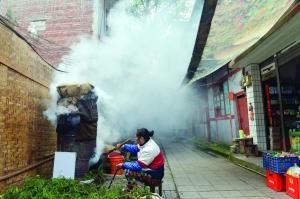 当地环保部门称，市民熏制腊肉，是造成PM2.5指数攀升的重要因素