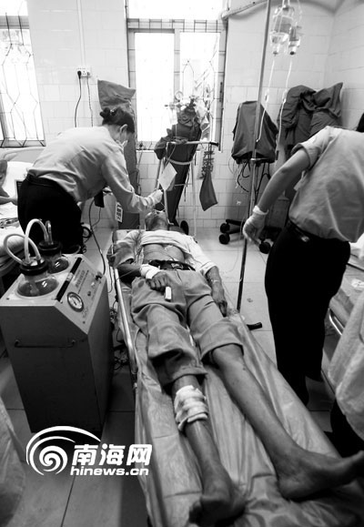 男子骑摩托躲交警 撞伤九旬老翁