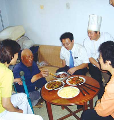 不是亲人胜似亲人儿女给孤老过节(图)