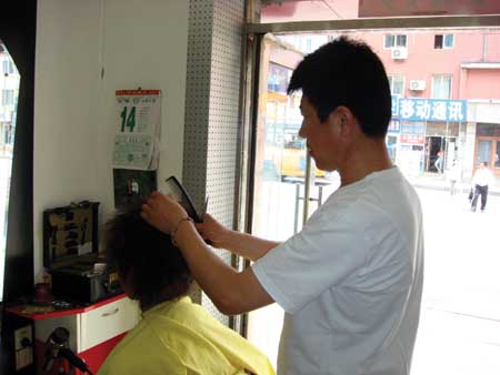 我给大连球星剪头发(图)