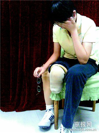 (记者黄秀丽)6月15日,因遭"飞机拒载"延误治疗,致使右足被截肢的少女