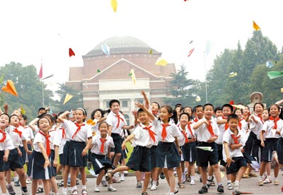 小学生走进清华园放飞心愿