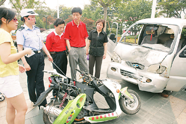 交通事故车辆残骸+警示市民交通安全