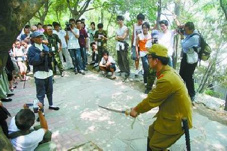 老板拍摄影片圆梦 主演董存瑞等英雄人物(组图