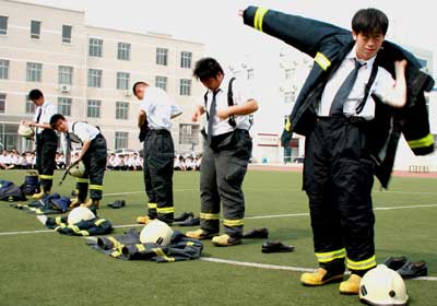 穿消防服看谁最快