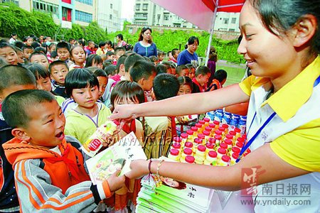 娃哈哈向联盟小学赠送营养快线