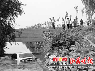 司机接电话 轿车进水渠(图)