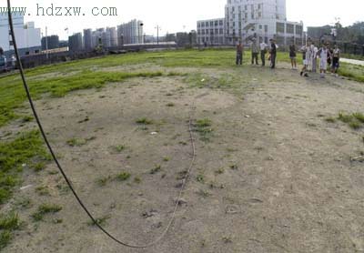 学生用标枪射断高压线 半空砸下一红火球(多图