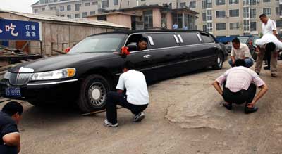 加长林肯过桥陷困境