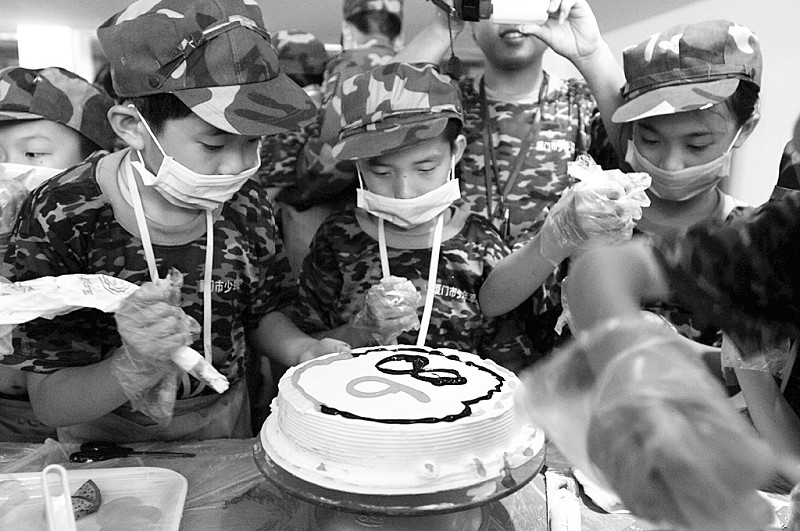 小兵做蛋糕庆祝党生日