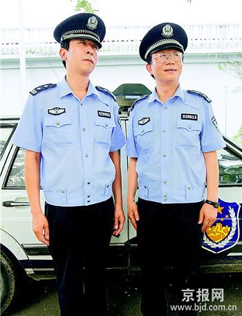 旧式的短袖衬衫警服,都需要将下摆扎进裤子里.