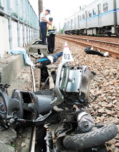 台湾一七旬老翁纵火后骑机车撞火车身亡(图)