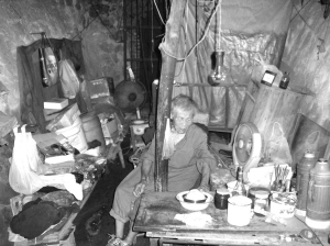 老太在废弃防空洞居住26年(图)