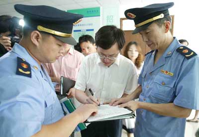 《年薪4万招保洁 万人受骗》追踪 戴希曼鞋城