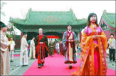 30名美国大学生穿汉服拜祭孔子(组图)