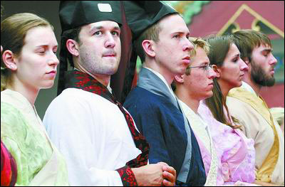 30名美国大学生穿汉服拜祭孔子(组图)