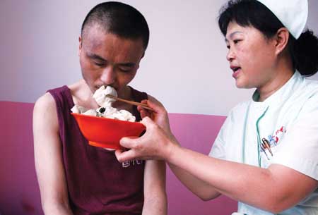 《不堪儿子毒打小屋锁儿三年》后续报道柳锋走