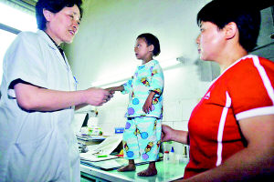 9岁女孩身高72厘米体重仅11斤(图)