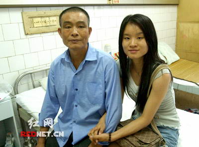 女孩卖身救父续:收到5.5万元捐款后不再卖身_新闻中心_新浪网