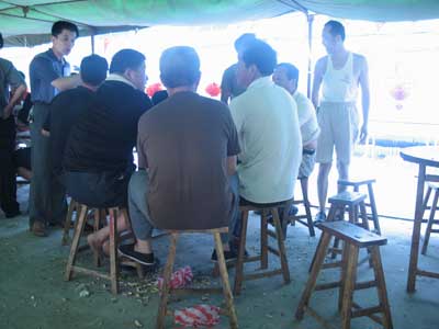 国税局大楼工作时间空无一人 局长单位后院设