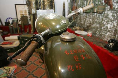 罕见七一纪念军用语录摩托车现身郑州(图)