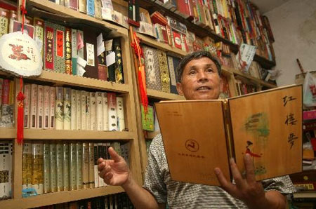 老人20多年收藏近千部不同版本《红楼梦》