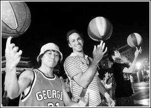 中美男孩一起表演街头篮球(图)