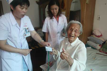 80岁以上低保老人看病不花钱(图)
