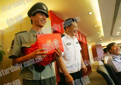 崇文警方破获一持刀杀人案 保安协助抓逃犯获