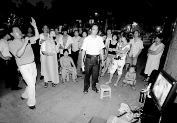 露天歌厅:有人过瘾有人心烦