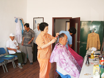 退休后和徒弟撑起一元理发室(图)