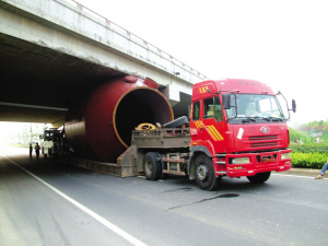 大货车超高卡死天桥下