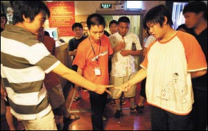 4000人北京参加猜拳大赛 冠军获万元大奖(图)