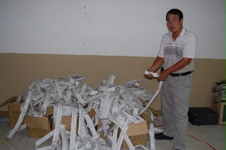 为买毒品 台两吸毒者狂偷小区消防器材换钱(图