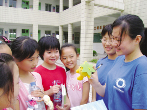 大学生进社区教英语迎奥运