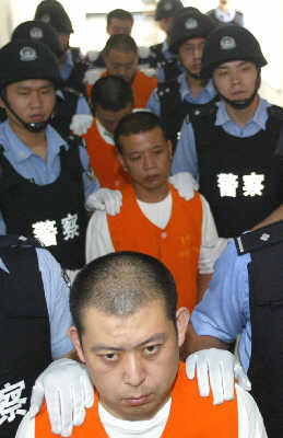 任晓峰,马向景等5名犯罪嫌疑人昨被押上法庭受审.新华社图