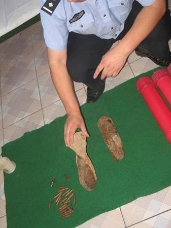 居民收拾废弃房屋发现24公斤烈性炸药(组图)