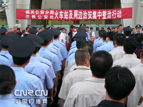 兰州警方联手:打造治安亮点 共建平安暑运