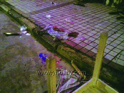 酒吧喝酒起争执飞酒瓶抡酒瓶刀放倒3人两伙