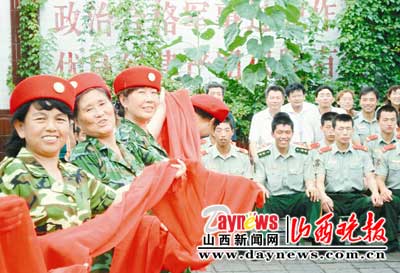 省委党校师生对武警进行慰问(图)