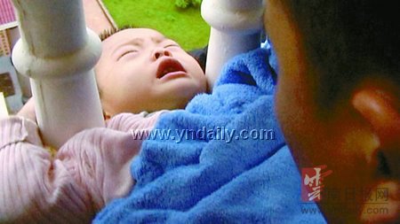 一岁顽童头卡护栏玉溪特勤迅速解困