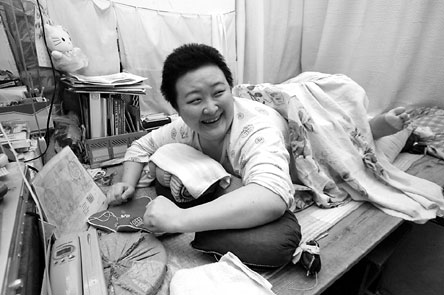 她瘫痪八年仍自强不息 开网店做十字绣还想办